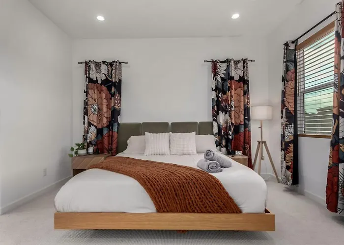 Holiday home Luxe 4br Retreat With Pool, Hot Tub And Sunset Views