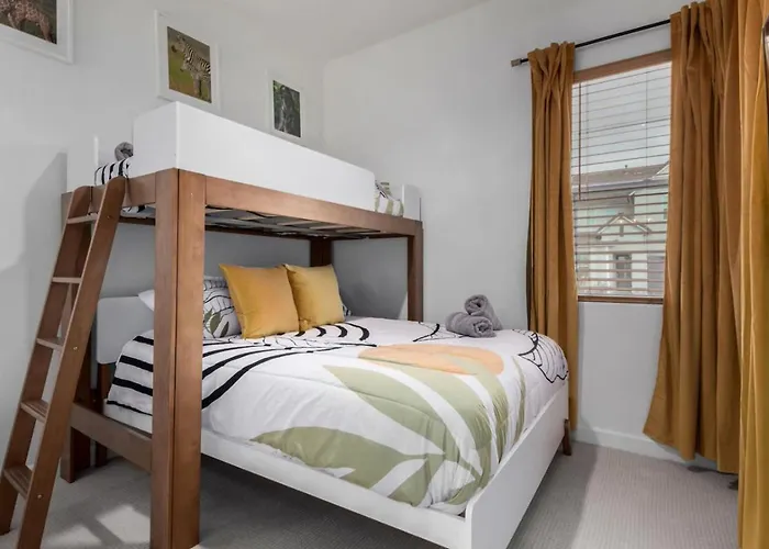 Holiday home Luxe 4br Retreat With Pool, Hot Tub And Sunset Views