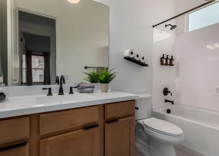 Luxe 4br Retreat With Pool, Hot Tub And Sunset Views Holiday home Liberty
